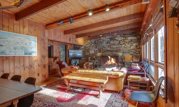 Killington Ski Chalet | Kilbourne Lodge ︙Mid-Century Chalet @ Killington Rd - Pet & Family Friendly