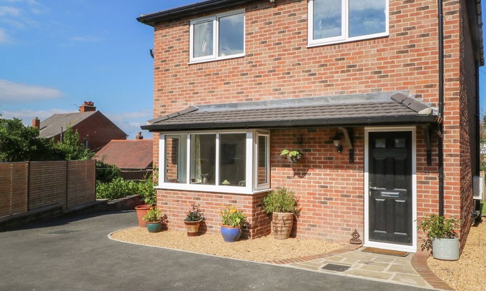 Wakefield Cottage | KILBY LODGE, family friendly, with a garden in Wakefield
