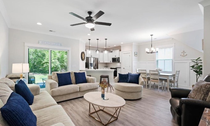 Spanish Wells House | King 2 Queens 3 Doubles Foldout Stainless Steel Bikes & Beach Gear included