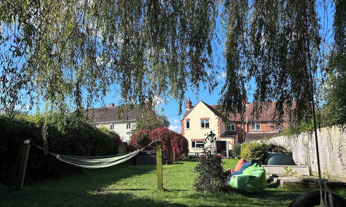 South Cadbury House | King Arthur’s Rest- Charming Eco Home, Garden & Hot Tub. Sleeps 10. Pet friendly