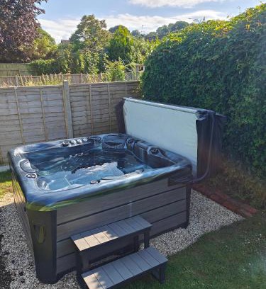 South Cadbury House | King Arthur's Rest House, Hot Tub & Garden Sleeps 10