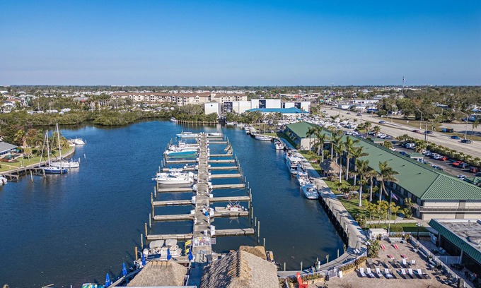 Trailer Estates Hotel | King Bay Studio Kitchenette Pool & Tiki Bar