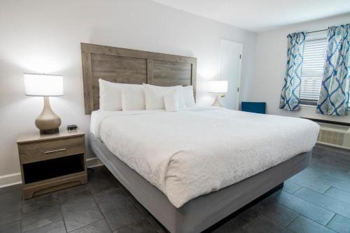 Litchfield by the Sea Apartment | King Bed 3rd Floor Resort View King Room