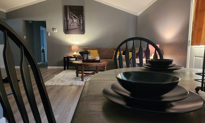 Saginaw House | King bed 4-bedroom house in Saginaw with WiFi, AC 10mins from stockyards