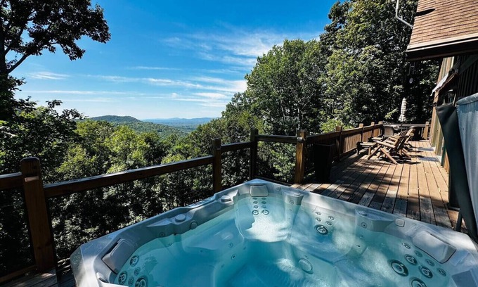 Tate Cabin | King Bed, Arcade, Hot Tub, Amazing Views