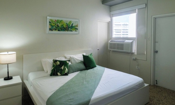 Miramar Apartment | King Bed | Balcony | Free Parking | Pet Friendly | AC