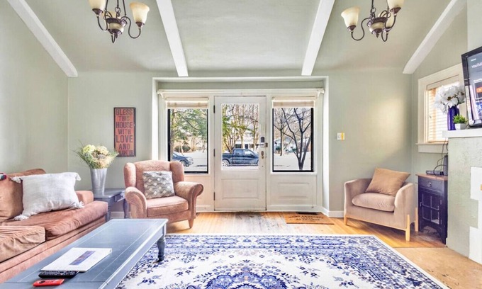 Meridian-Kessler House | *King Bed*Broad Ripple*Near Downtown*Bonfire*Patio