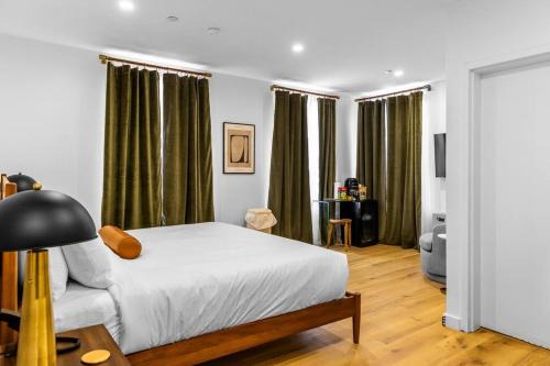 Bangor Apartment | King Bed, DTWN Historic Hotel, Fiber Wifi, 50 in Roku TV, Room # 106