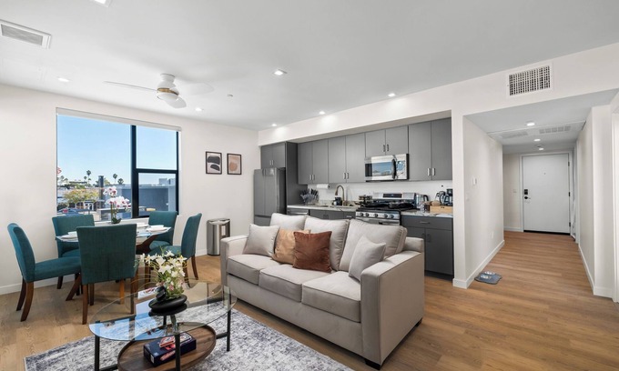 Roseville - Fleet Ridge Apartment | King Bed, EV Charger, Pet-Friendly, Balcony, Near Airport & Beaches