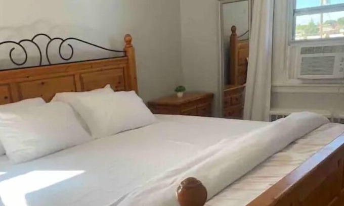 Foxcroft Square Apartment | King Bed & Free Parking in Rhawnhurst!