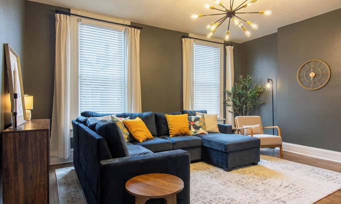 Merion Village House | King Bed Free Parking Walk to Schiller Park Private Backyard