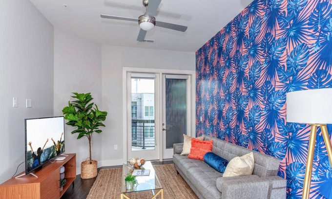 Third Ward Apartment | King Bed | Gym & Pool | Free Parking - Walk to Stadium