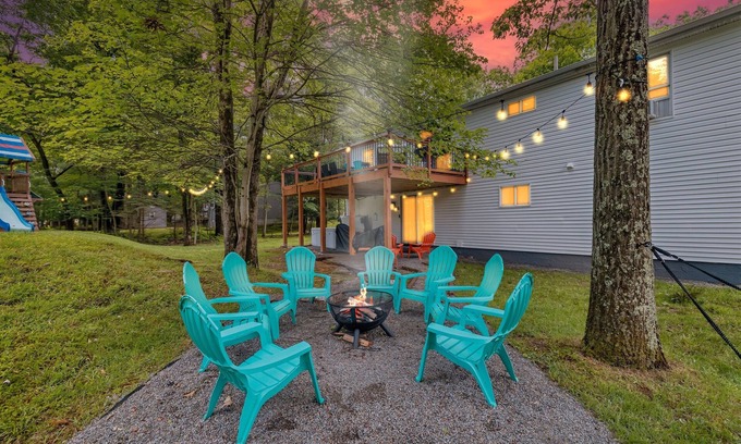 Pocono Summit House | King Bed*Hot Tub*Arcade*Pool Table*75" TV*Fire Pit