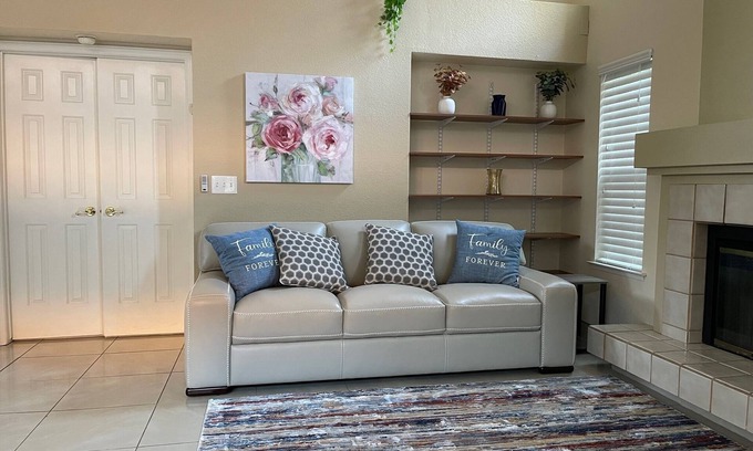 Raisin House | King bed in gated community very next to Woodward Park. Waking, dinning & shops