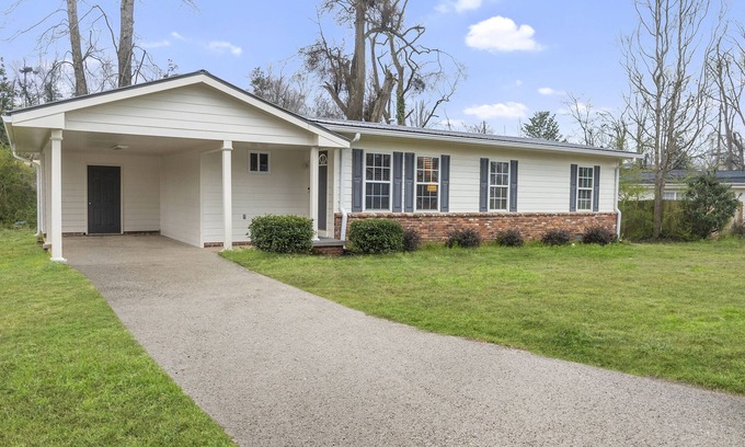 Newnan House | King bed 🛌 memory foam mattress fast wi fi 🎊 BBQ grill & close to downtown 😀