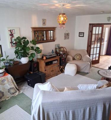 Borth House | King bed, opposite the beach