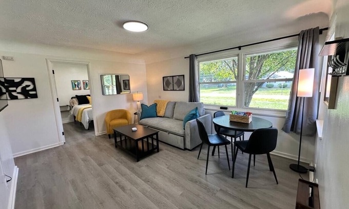 Berea House | KING bed, Pet Friendly, Modern Retreat, CLE-BW