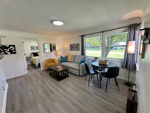 Berea House | KING bed, Pet Friendly, Modern Retreat in CLE-BW