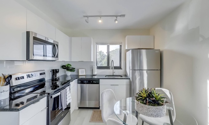 Imperial Point Apartment | King bed/Pool/15 min beach, airport & cruise Pt