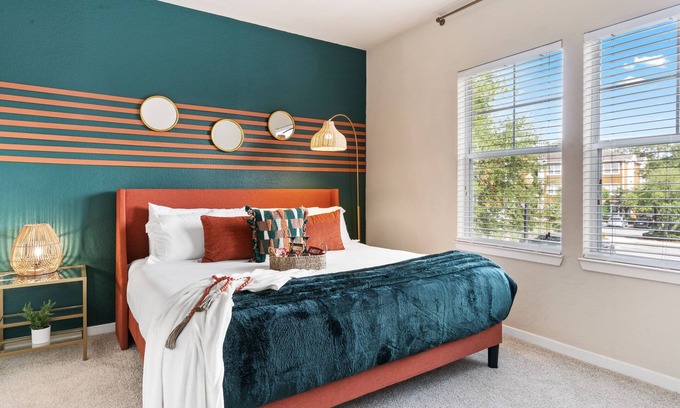 Southpoint Apartment | King Bed/Pool +FREE PARKING/Pool/Gym/Fast Wi-Fi