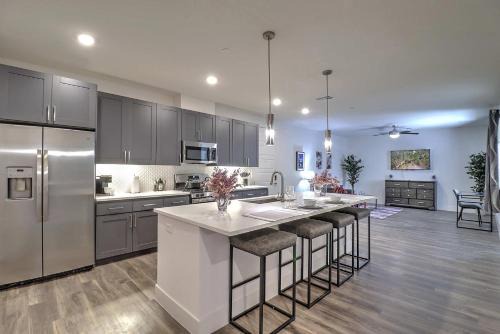 North Scottsdale Apartment | King Bed - Pool-Roku Tv-Free Parking -Barrett Jackson G3061