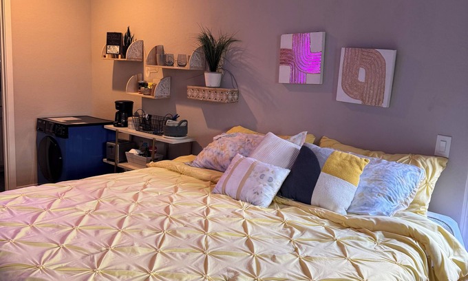 Maricopa County Apartment | King bed:private entry: bedroom