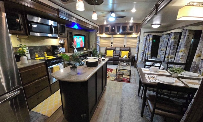 Southeast Houston House | King Bed, Private Fenced Yard, Patio, BBQ Grill