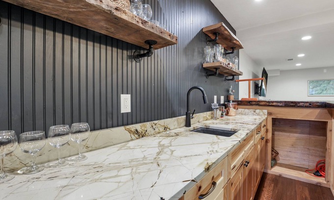 Sugar Grove House | King Bed Serenity Retreat Hot Tub/Bar/Game Room