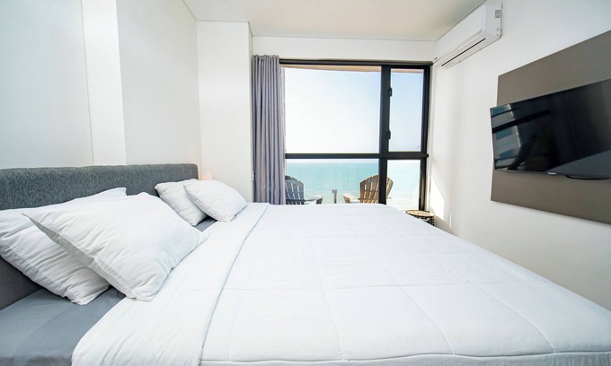 El Cabrero Apartment | King Bed - Smart Tvs - WIFI - Gym - FREE Parking - Cold AC - Nice View - Pool