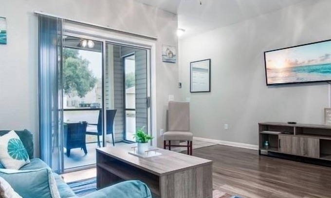 Ferry Pass Apartment | King Bed | Sofa Bed | Work Space | Near Hospitals, College, & Naval Base
