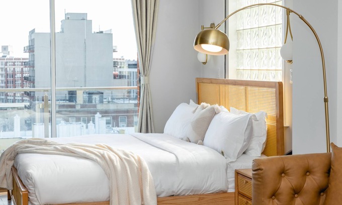 Queens House | King Bed Studio with Juliet Balcony - Boutique Family-Owned Gem Near Manhattan