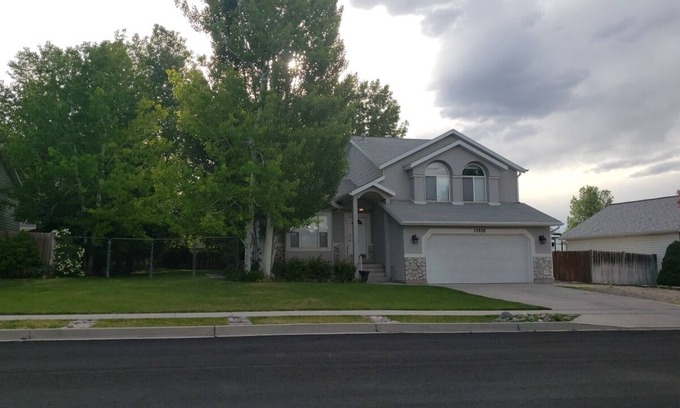 Herriman House | King Bed Suite - Fast Wifi - Work Desk.