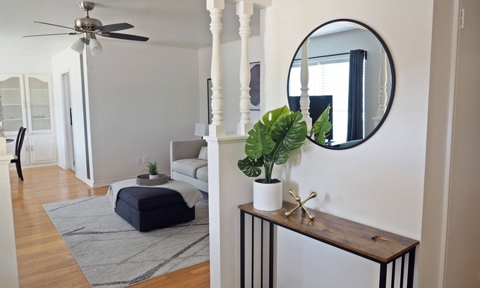 Oak Cliff House | King Bed w Workspace, Fast WiFi & Fenced Backyard