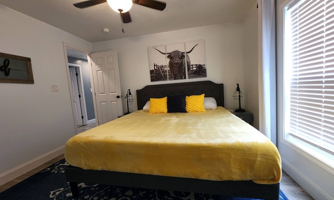 Jeffersonville - Clarksville House | King Bedroom, Outdoor Cabana w/Bed Swing, Quiet House Minutes to D/T Louisville