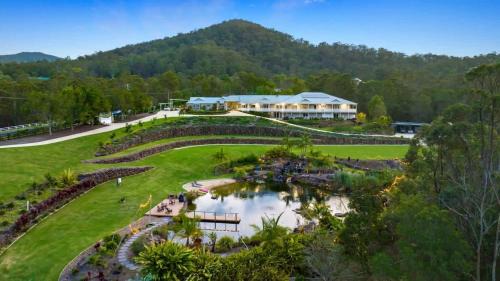 Gold Coast City House | King Beds - Ensuites - Sleeps 20 - Cinema - Lake