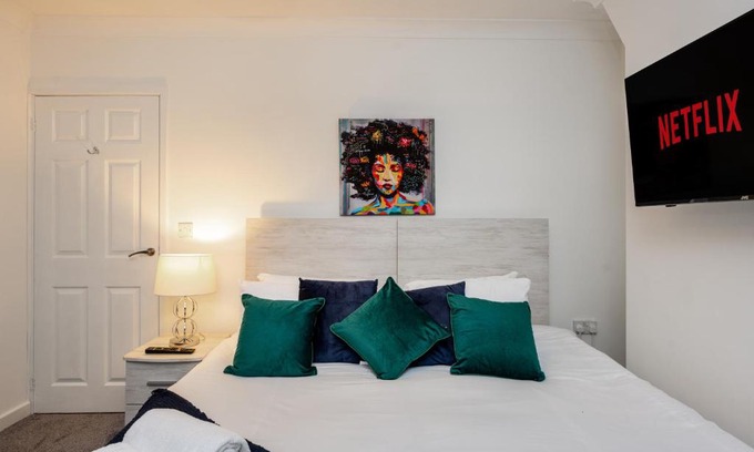 Margam Apartment | King Beds, Street Parking, Smart Tv's every room!