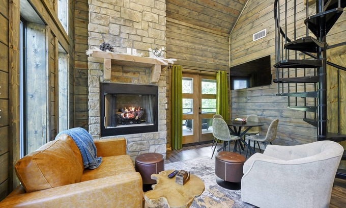 Hochatown Cabin | King BR+Loft w Hot Tub, 4.6 Miles to Marina!