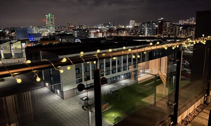 Leeds Apartment | King Deluxe City Apt, Balcony View & Free Parking!
