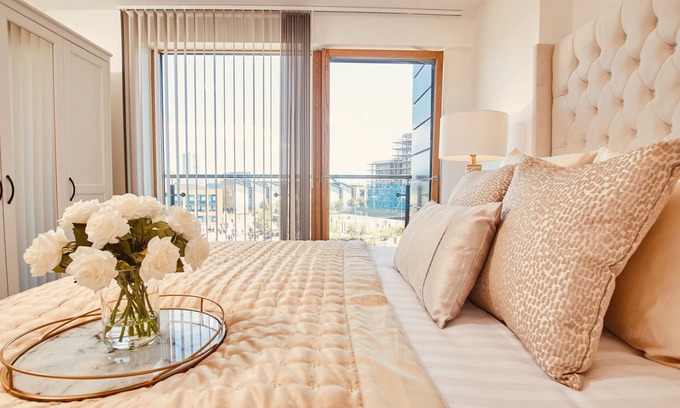 Leeds Apartment | King Deluxe City Apt Large Balcony& Free Parking!