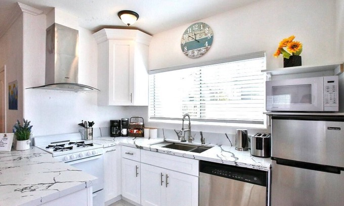 El Camino Village Cottage | King Garden Suite - 10 mins to Beach and LAX