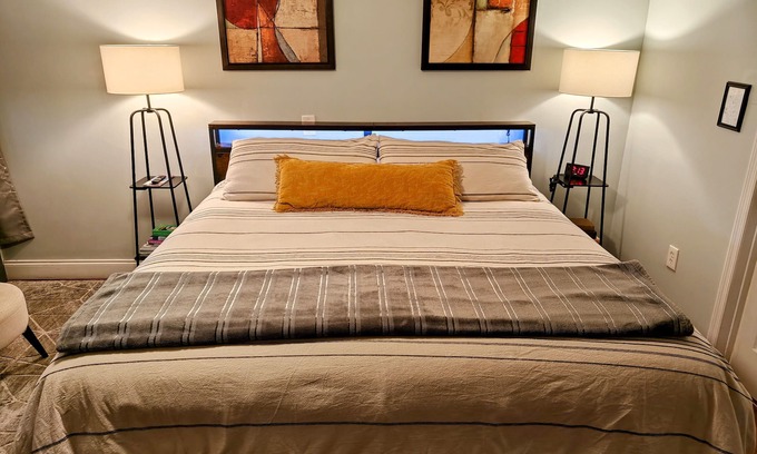 Wilton Manors House | King. Minutes to Wilton Drive. Private entrance and bathroom.