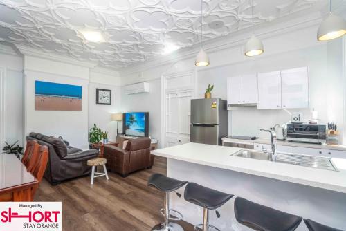 Orange Apartment | King & Queen Bed - Apartment on Summer Near Cook Park