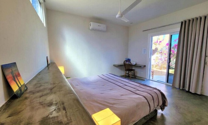 La Ventana Apartment | King Room #2 with Garden View