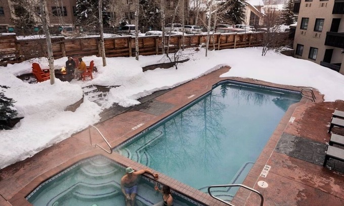 Steamboat Springs Hotel | King Room Getaway Gravity Haus Steamboat, Skiing Fun, Restaurant On-Site