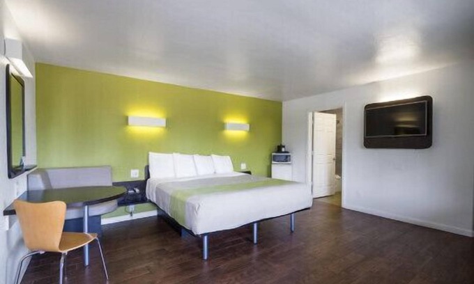 Munras Avenue Hotel | King Room near Downtown Monterey