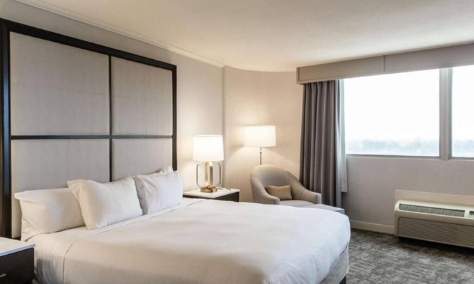 Oak Lawn Apartment | King Room Near Oak Lawn Ice Arena CHI