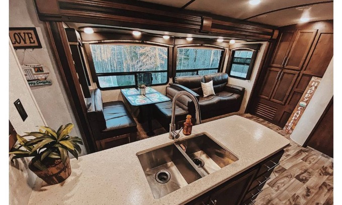 Somerset House | King RV/Camper Rental + Kids room Lake Cumberland
