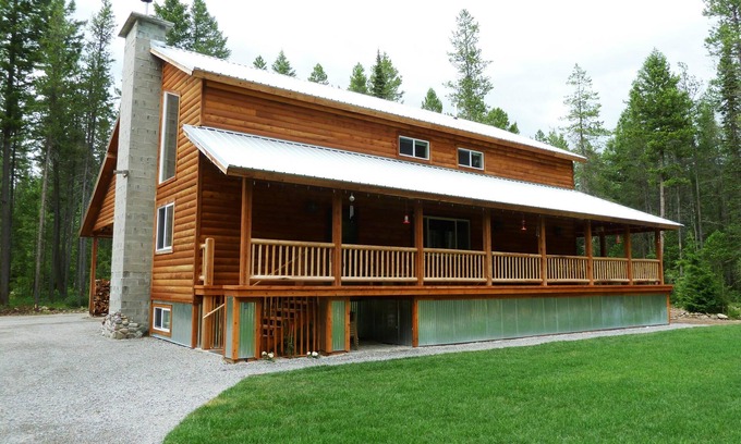 West Glacier Cabin | King's Cabin, just 2 miles from the Park entrance in West Glacier!