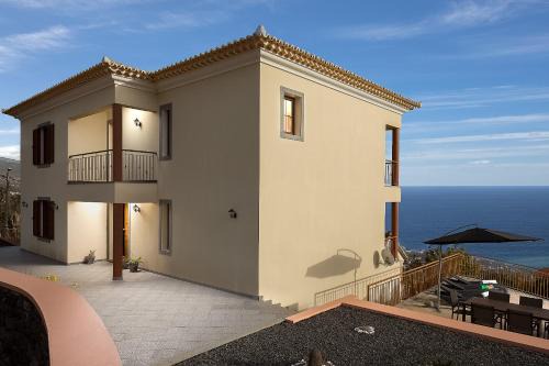 Estreito da Calheta Villa | KING´S HOUSE (Sea View and Indoor BBQ)