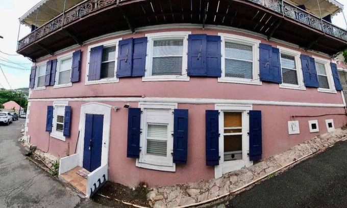 Estate Queens Quarter House | King's Lighthouse – 3-Story Gem for 18 Guests